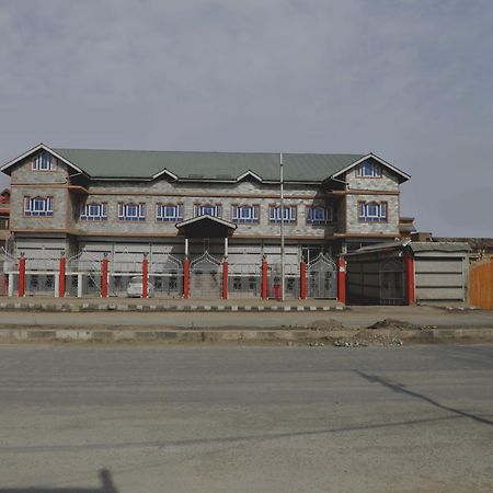 OYO 70586 Hotel Sobo Central Srīnagar Exterior foto