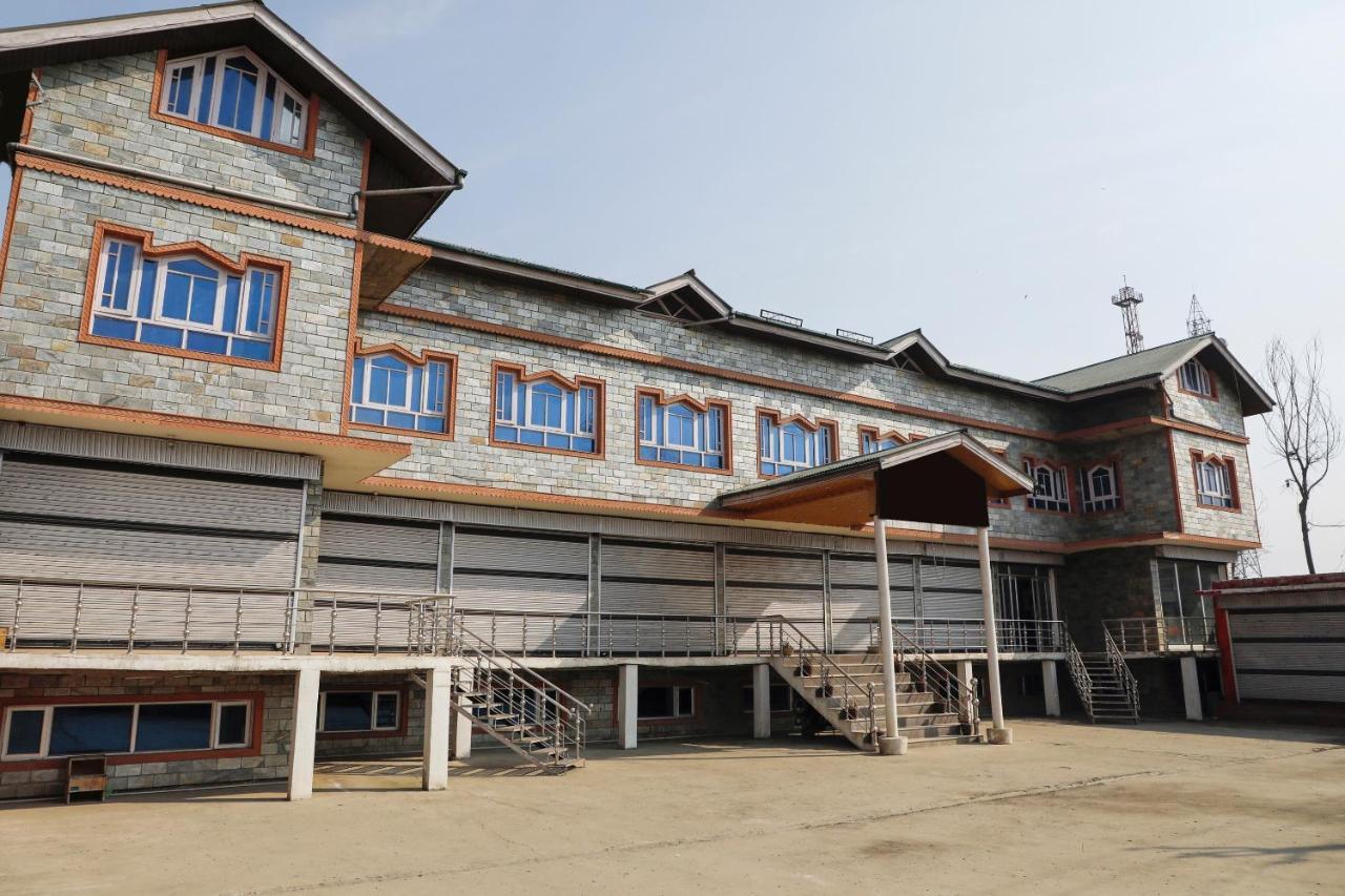 OYO 70586 Hotel Sobo Central Srīnagar Exterior foto