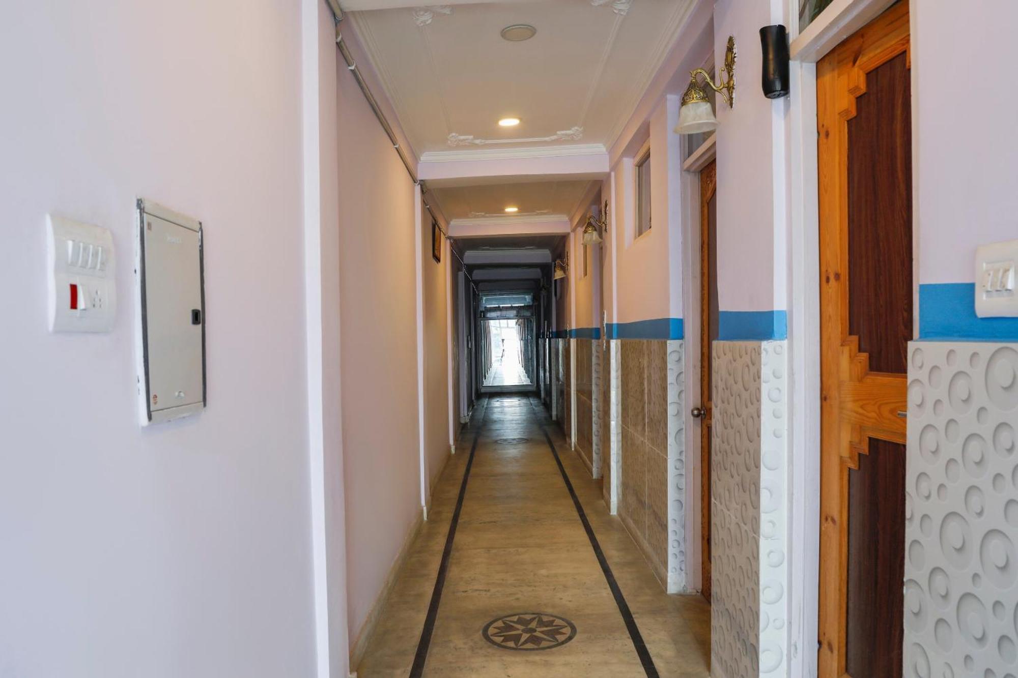 OYO 70586 Hotel Sobo Central Srīnagar Exterior foto