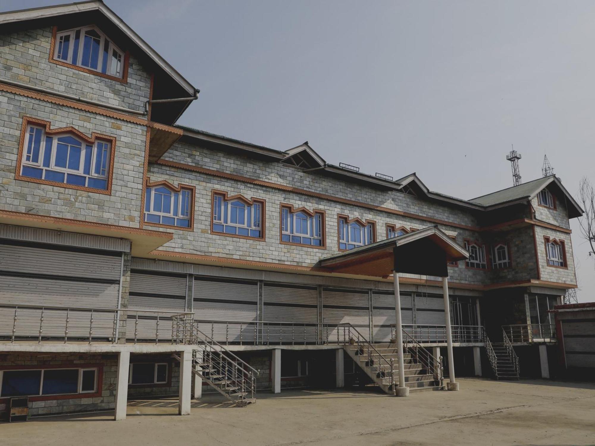 OYO 70586 Hotel Sobo Central Srīnagar Exterior foto